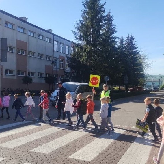 bezpieczna-droga-do-szko-y-akcja-ostrowskich-policjant-w-zdj-cia